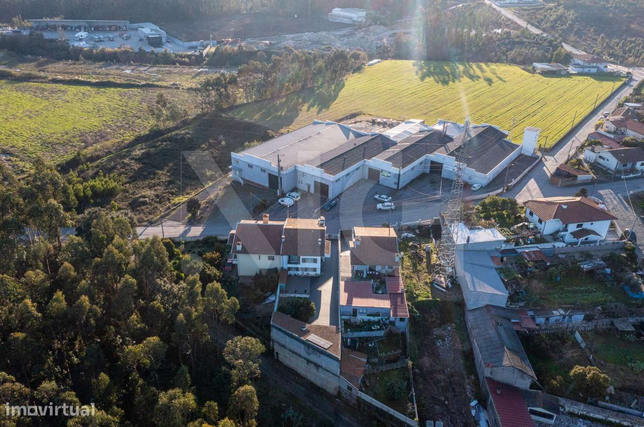 Moradia T4 com pátio, jardim e garagem em Covelas - Trofa-48