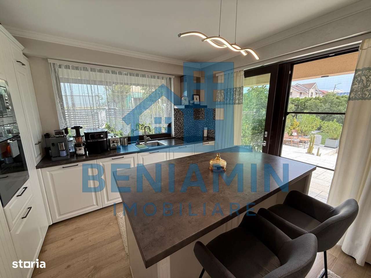 Vila ultramoderna Consul cu piscina si design impresionant - Imagine principală: 5/19