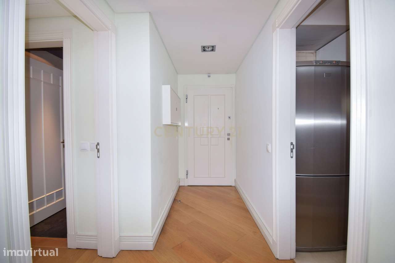 T2 C/Garagem e dois elevadores nas Av. Novas – Luz, Conforto e Localiz - Grande imagem: 3/24