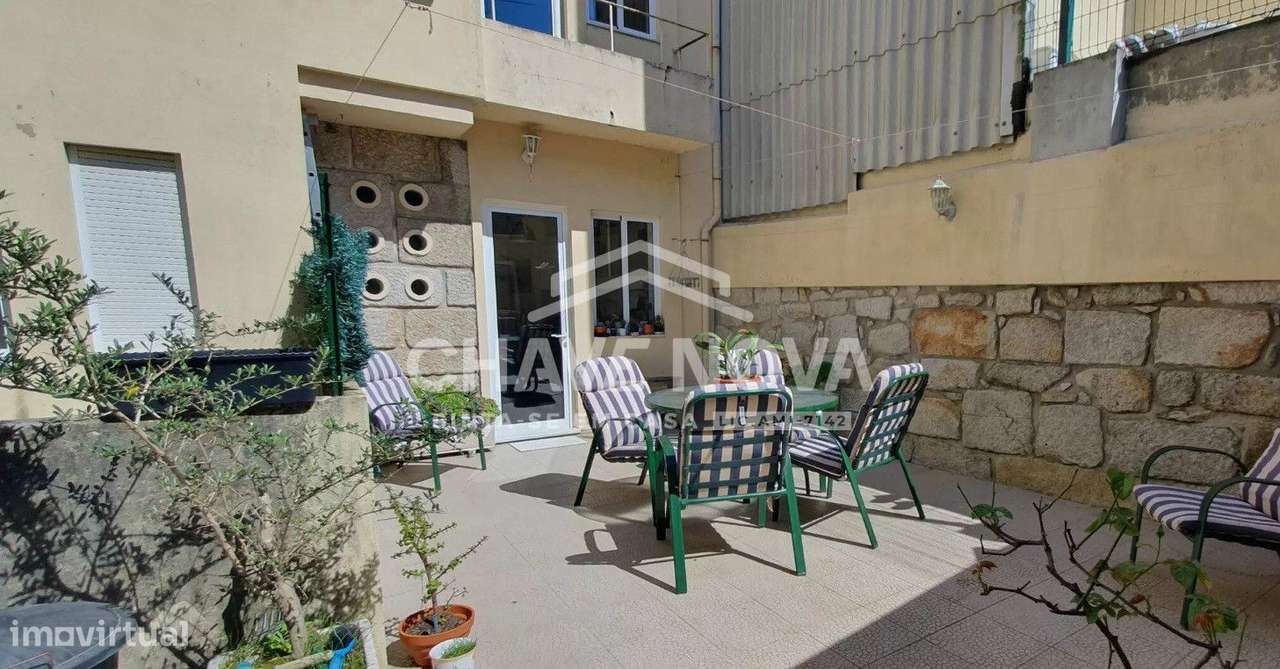 Moradia Bi-Familiar T4 + T2 com Potencial de Rendimento em Ramalde ...-21