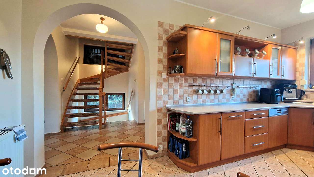 Przestronny bardzo zadbany dom, osobny garaż, zagospodarowany ogród-8