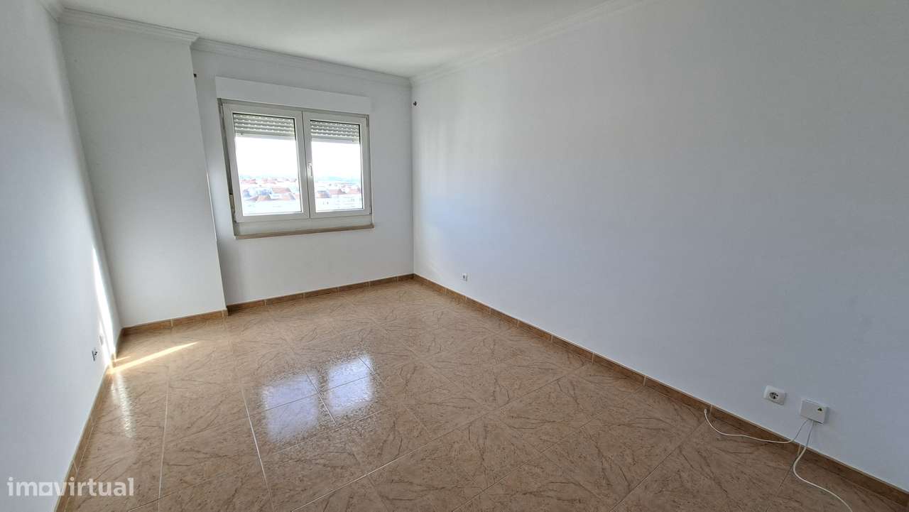 Apartamento T2 com 74m², Arrecadação e Estacionamento no Carregado-3