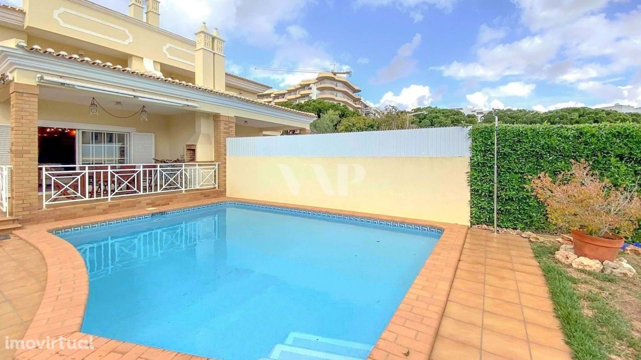 Moradia em banda V3+1 em Vilamoura para venda, com piscina privada