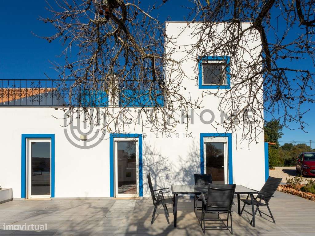 Moradia T4 com piscina infinita em terreno amplo em Silves-34