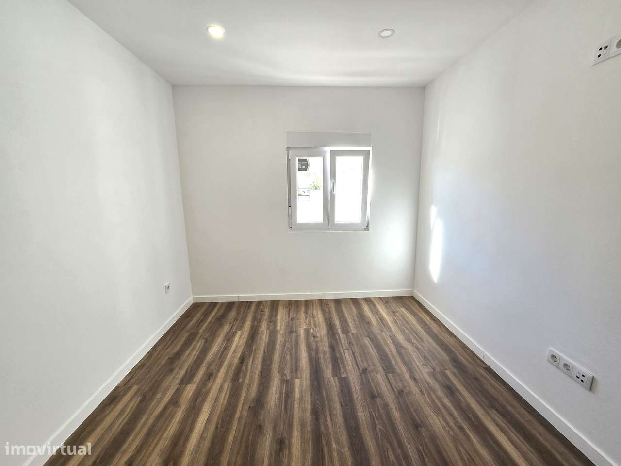 Fantástica Moradia T2 Totalmente Renovada, Independente em Setúbal-10