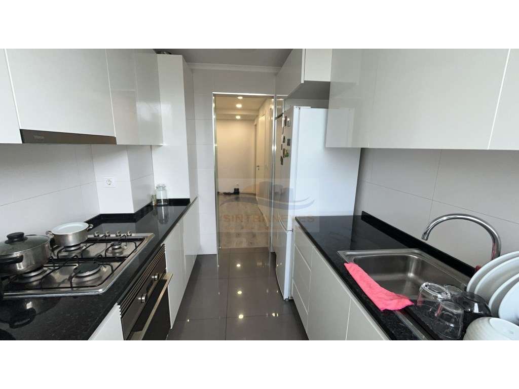 Ótimo T2 usado / bom estado, com boas áreas, junto à estação de com... - Grande imagem: 4/16