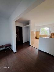 Vanzare- Apartament cu 3 camere, decomandat, etaj 4 din 4