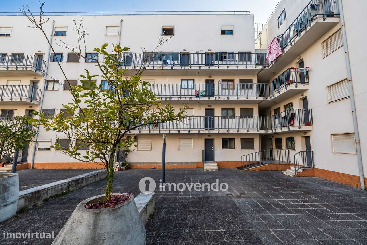 Apartamento T2 com cozinha equipada e estacionamento, na Ameixoeira-33