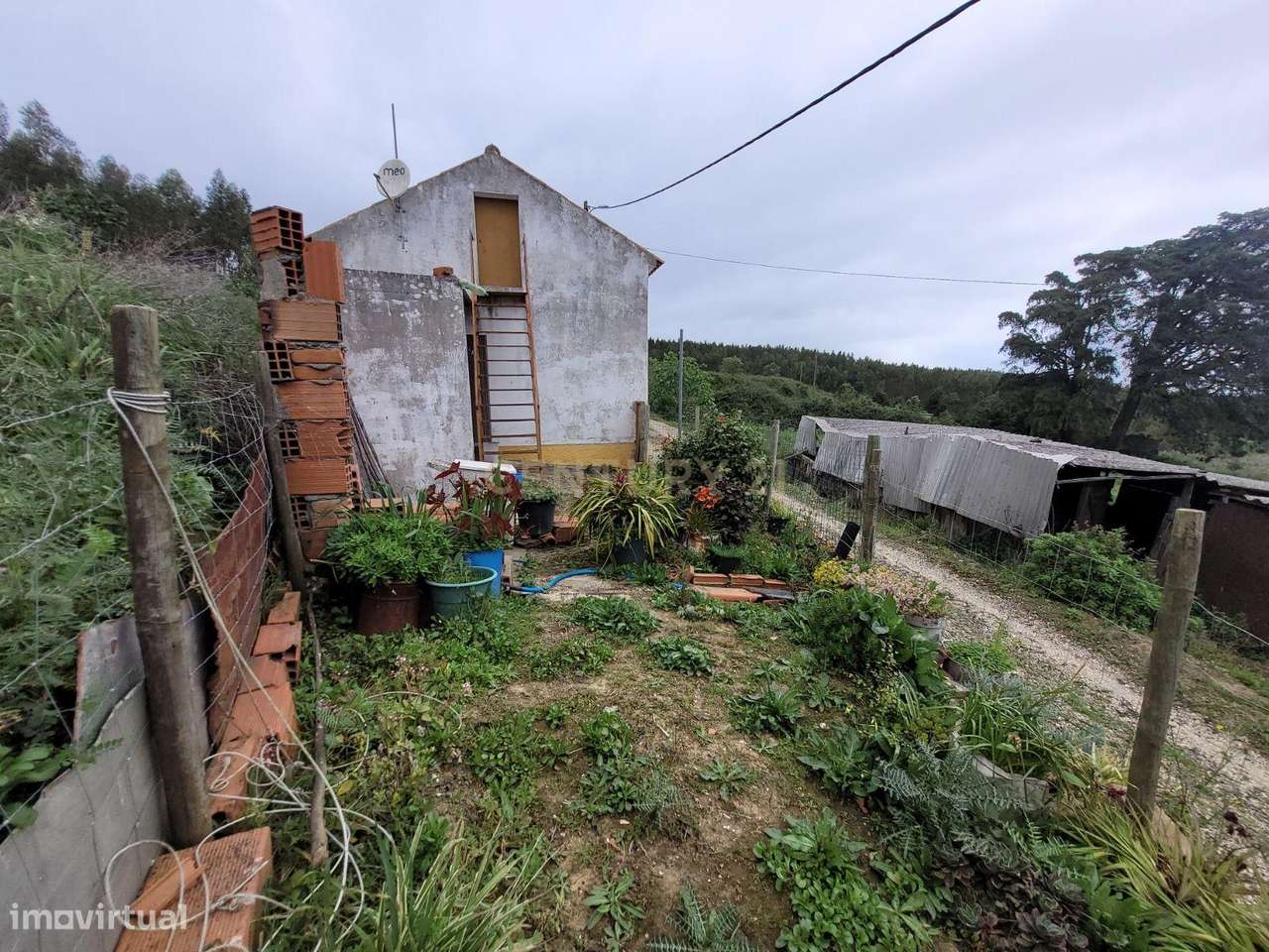 Moradia T2 isolada remodelada com jardim em Alenquer - Casais Brancos-18