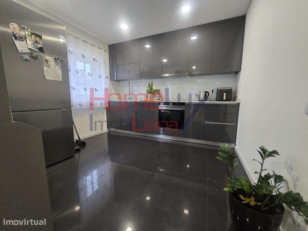 Andar Moradia T3 com Logradouro Privativo e Box para 2 carros !-5