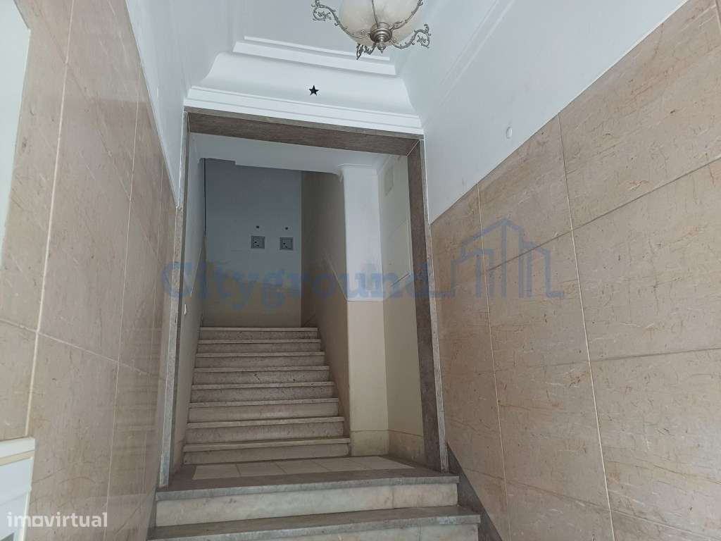 Excelente prédio renovado, de 10 fracções, em Benfica-2