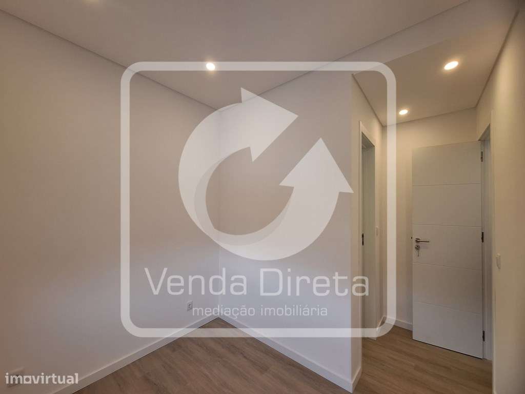 T4 totalmente remodelado no Barreiro com Varanda.-12