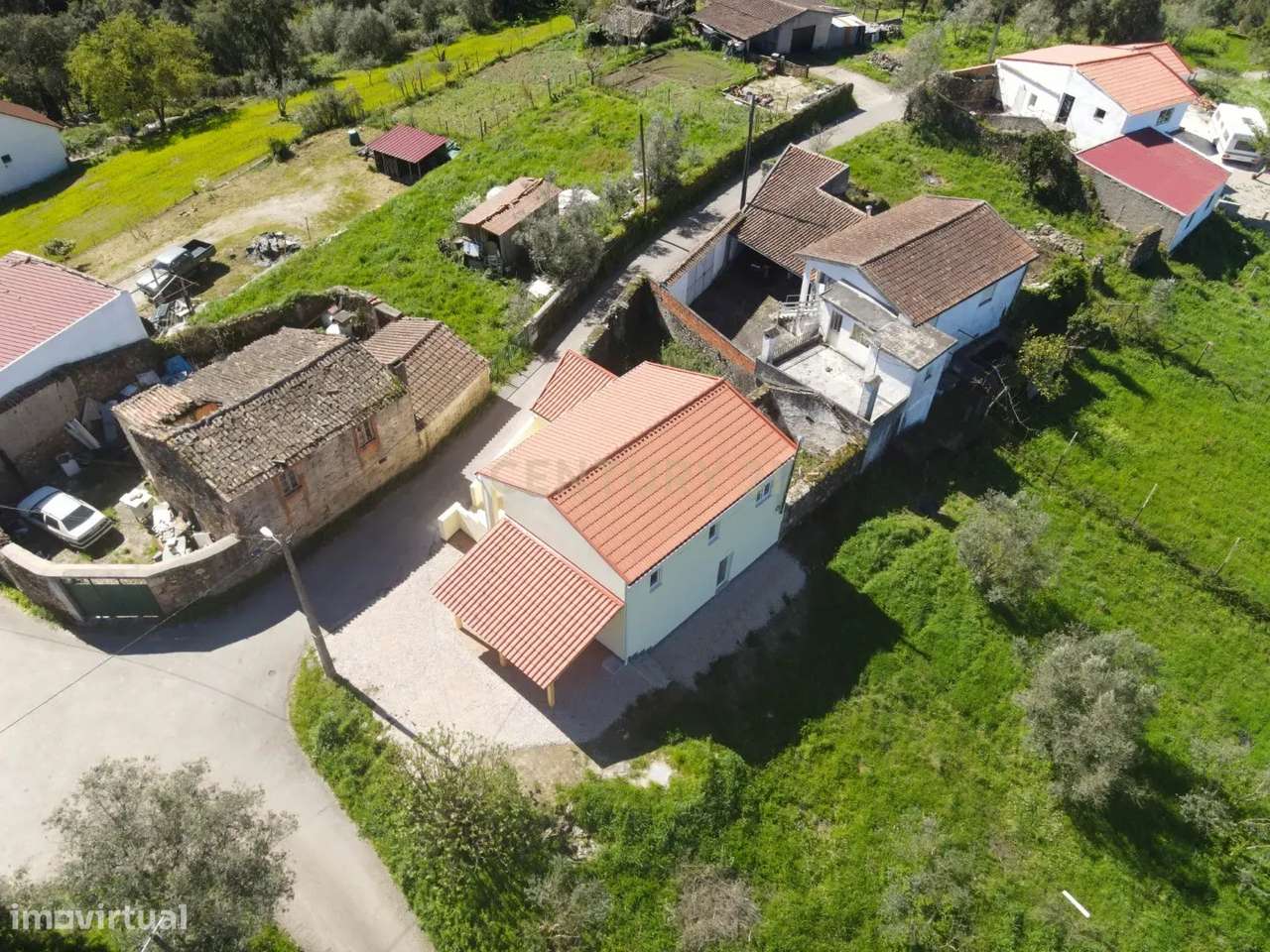 Moradia T3 de dois pisos com terreno totalmente renovada a cinco minut-59