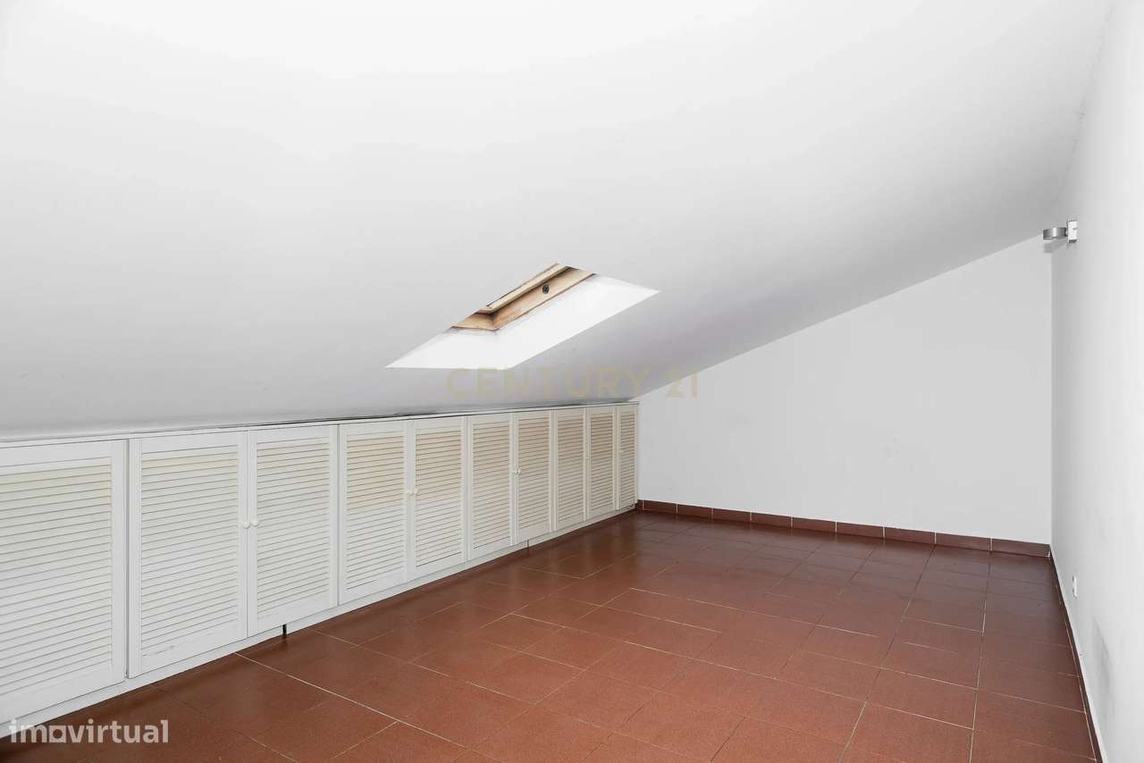 Duplex T3+3 com Vista Mar e Garagem Box – junto à praia e à A5-33