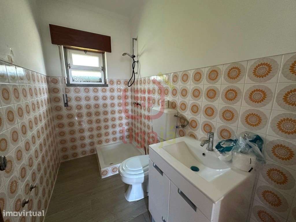 Moradia T2 com Terreno e Anexos - Ourém!-13