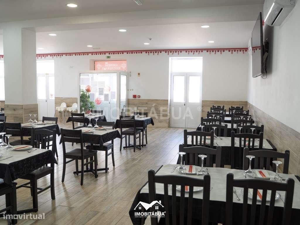 Espaço comercial com habitação T5 no centro da vila-46