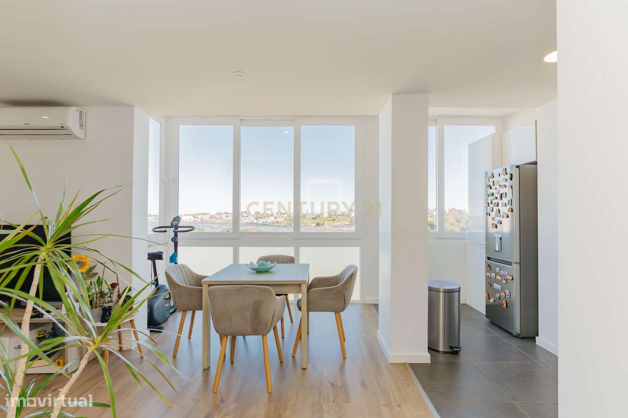 Apartamento T2 Totalmente remodelado com vista desafogada-0