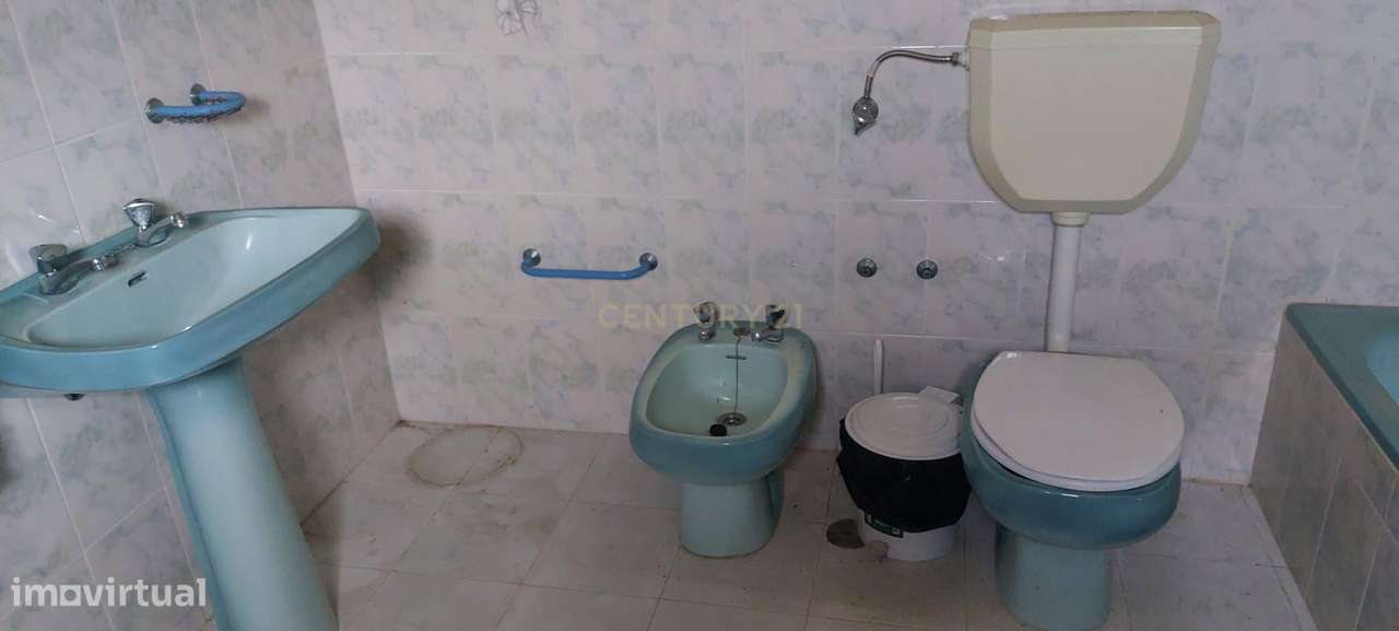 Moradia antiga para recuperar com terreno - Grande imagem: 4/10