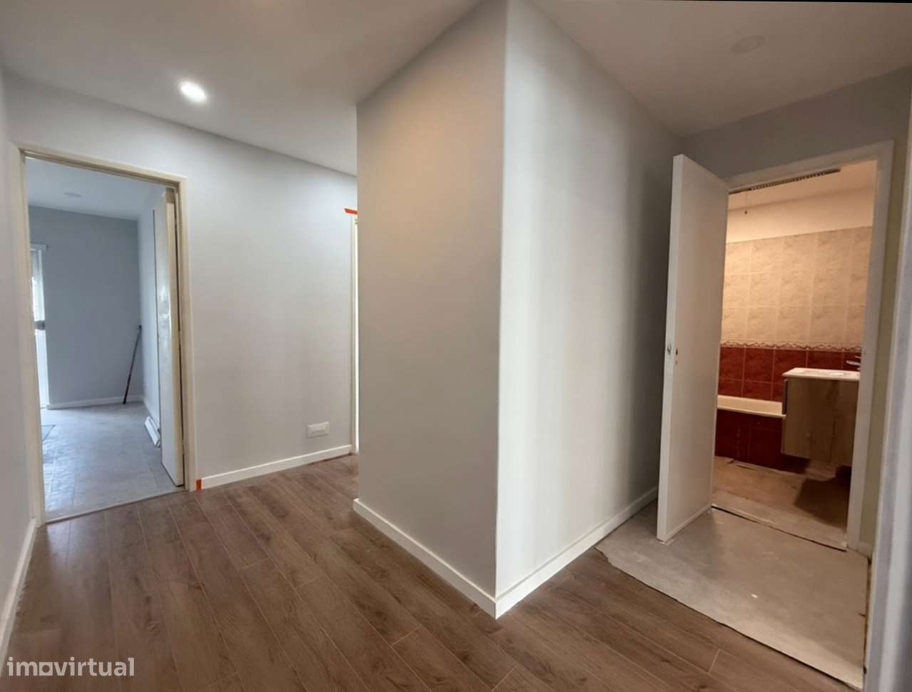 Apartamento T4 transformado em T3 no Laranjeiro em Almada-12