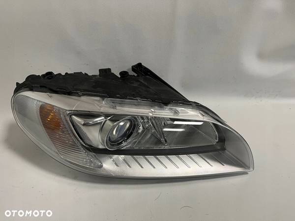 Volvo V70 S80 3 III Lift 13- lampa prawa przód - 1