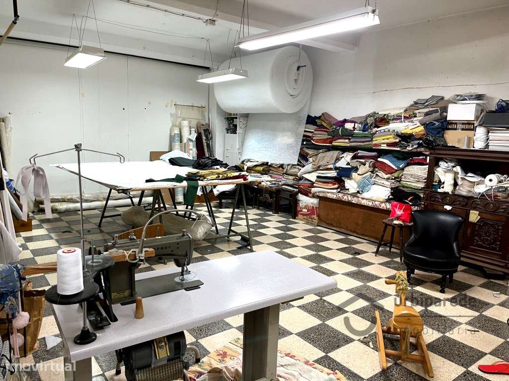 Loja em Oeiras com 400m2, com dois pisos, disponível.-22