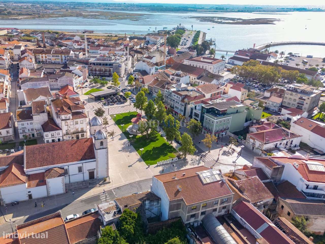 Prédio com quintal no centro do Montijo, junto a transportes-20