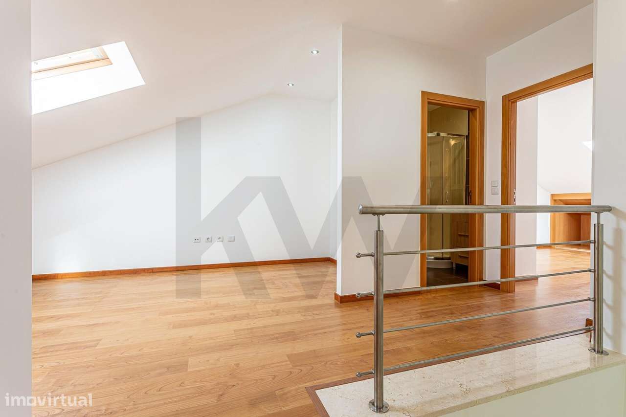Apartamento T3 Duplex com aproveitamento superior | 5 Quartos | Garage-8