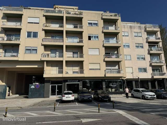 Apartamento T5 na Rua do Campo Alegre-0