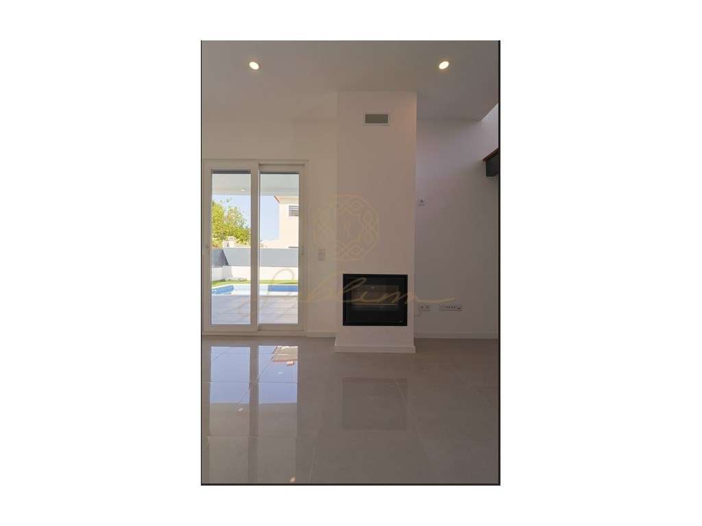 Moradia Nova com 4 Assoalhadas, Garagem Box e Piscina!-44