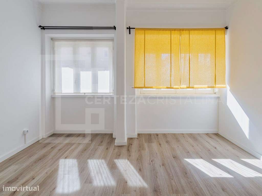 Apartamento T2 com logradouro no coração de Almada-6