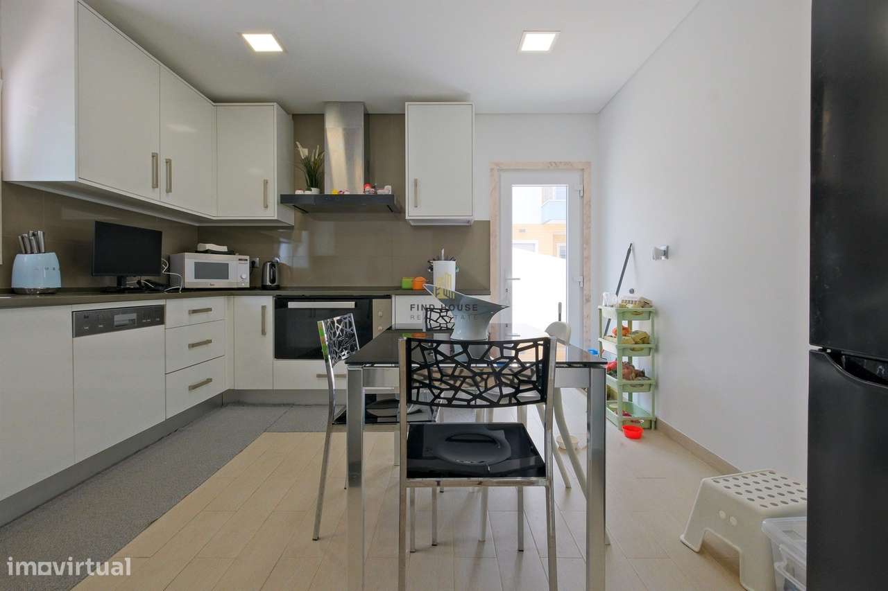 Moradia T3 com piscina, jardim e garagem box, na Caparica-39