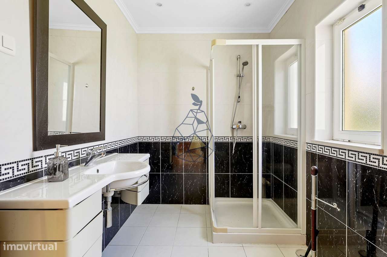 Moradia T5 com Piscina Privada, Jardim e 5 Suites em Montechoro, Albuf-8