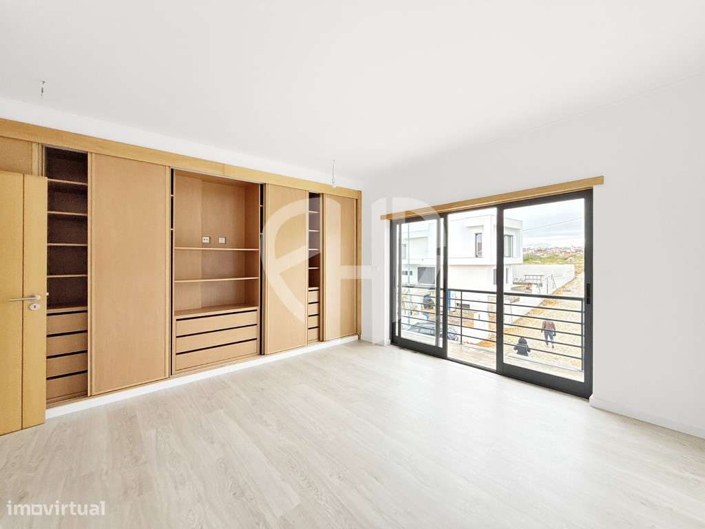 Exclusiva Moradia T5 de Arquitetura Contemporânea em Almada - Feijó-47