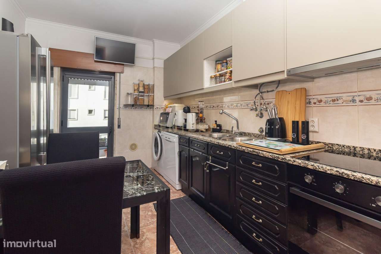 Magnifico T2, no Laranjeiro, perto do Alfeite, construção de 2002, pré-15