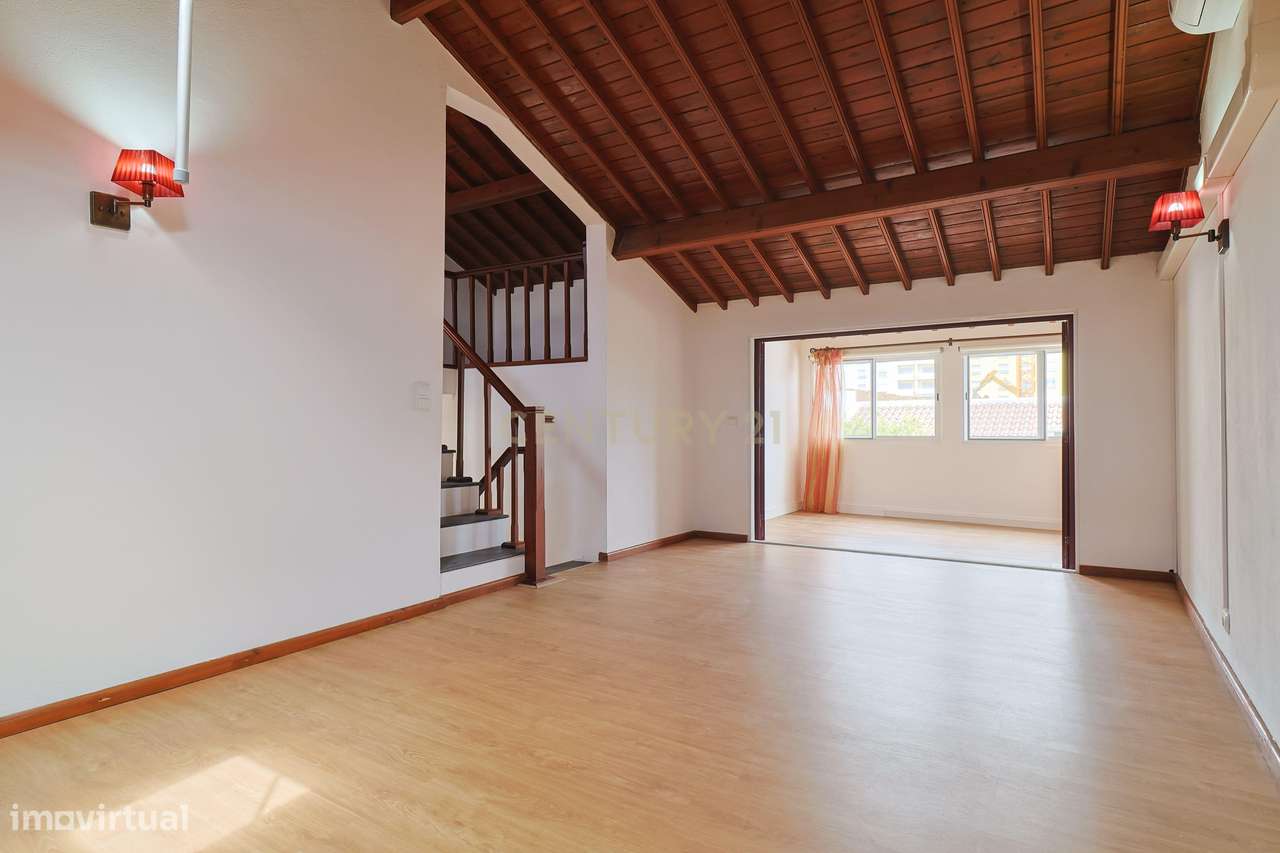 Moradia T2+1 com sótão, garagem, jardim e logradouro – Ponta Delgada-38