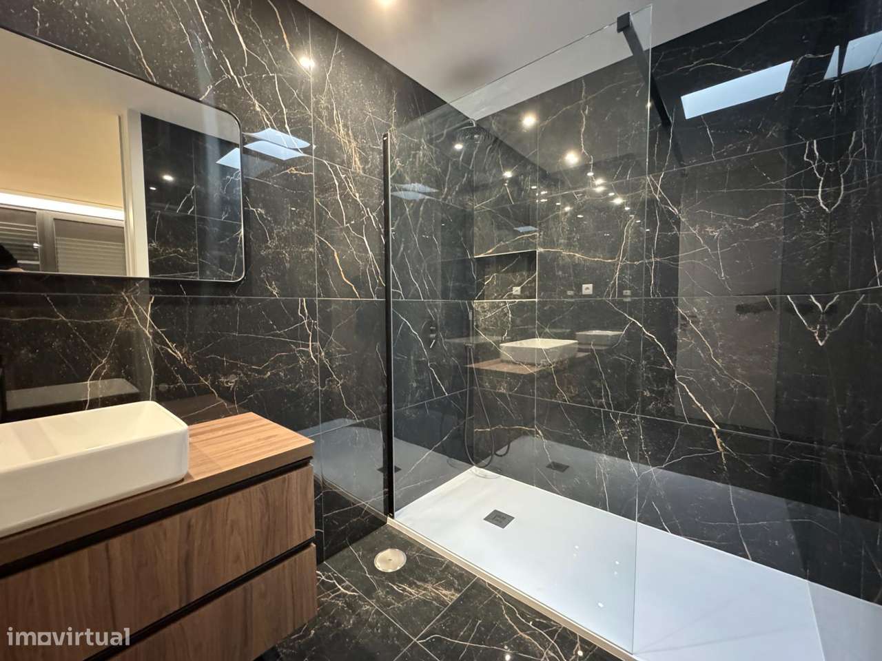 Moradia de Gaveto com dois pisos e garagem lateral-24