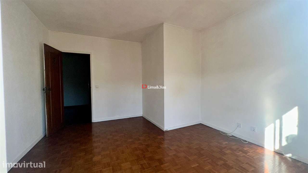 Apartamento T6 Duplex com 3 casas de banho e terraço-18