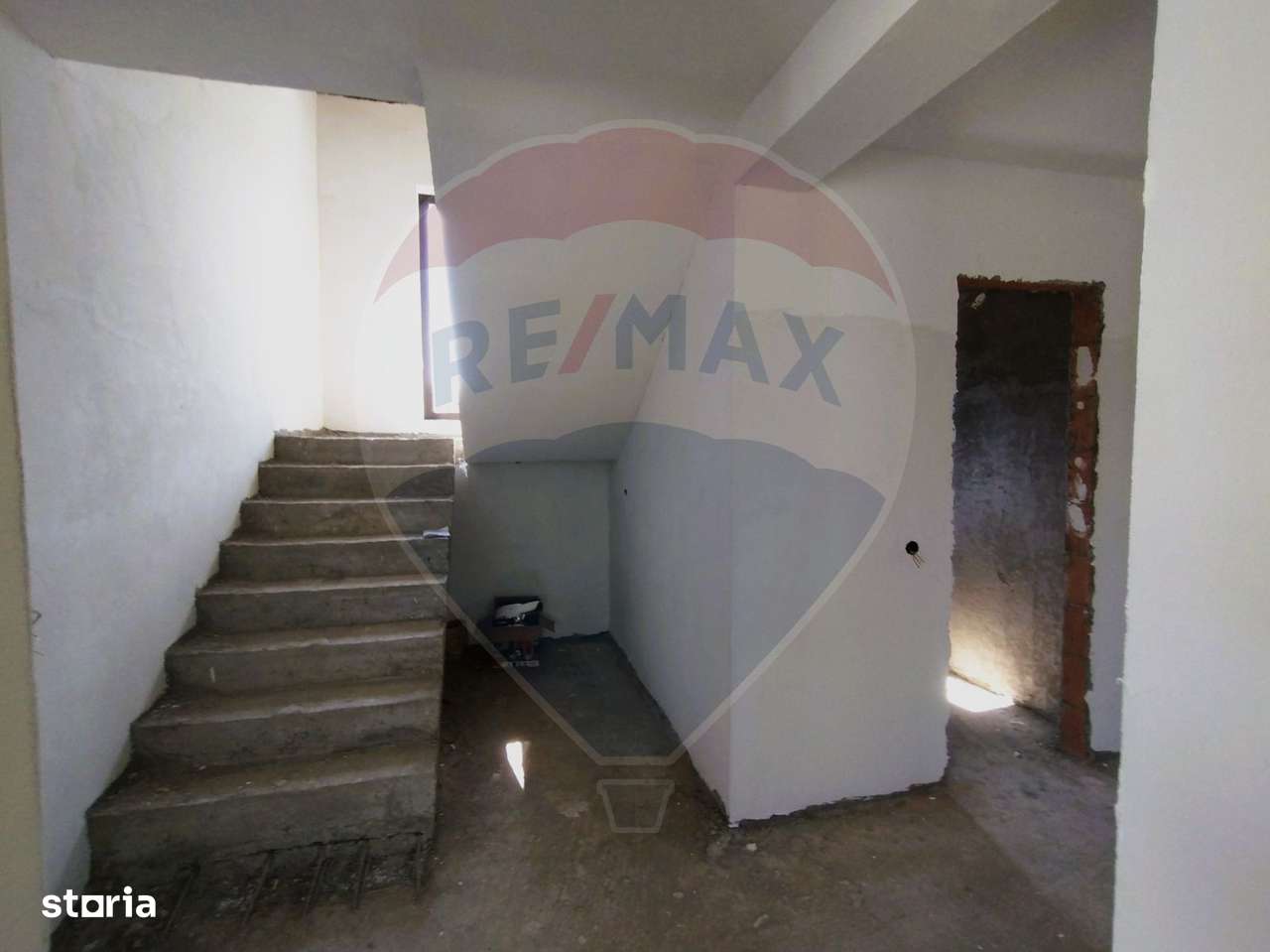 Vila moderna cu 4 camere de vânzare in Brebu, Prahova - Imagine principală: 4/11