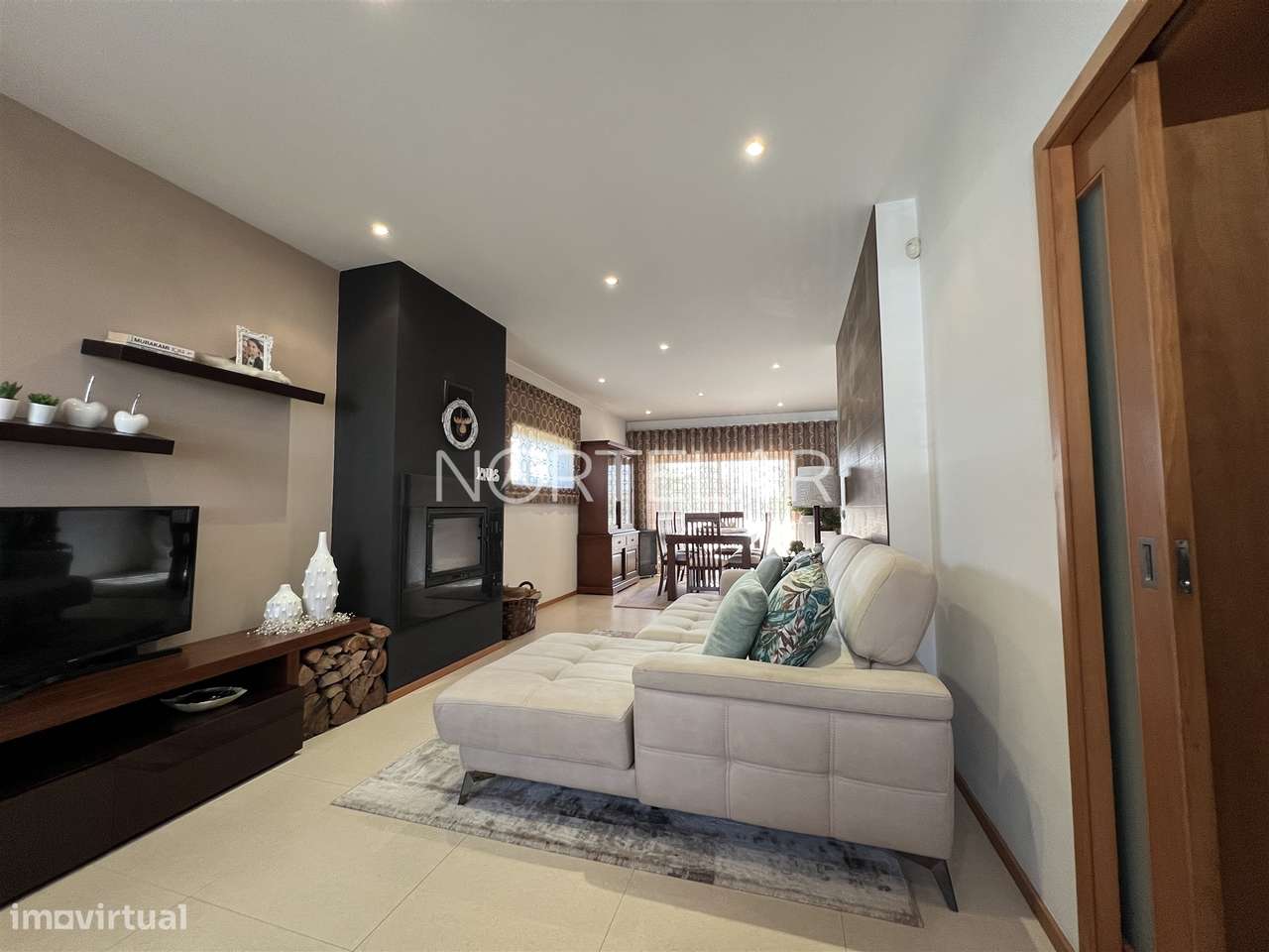 Moradia T3 com jardim e 3 frentes em Famalicão-5