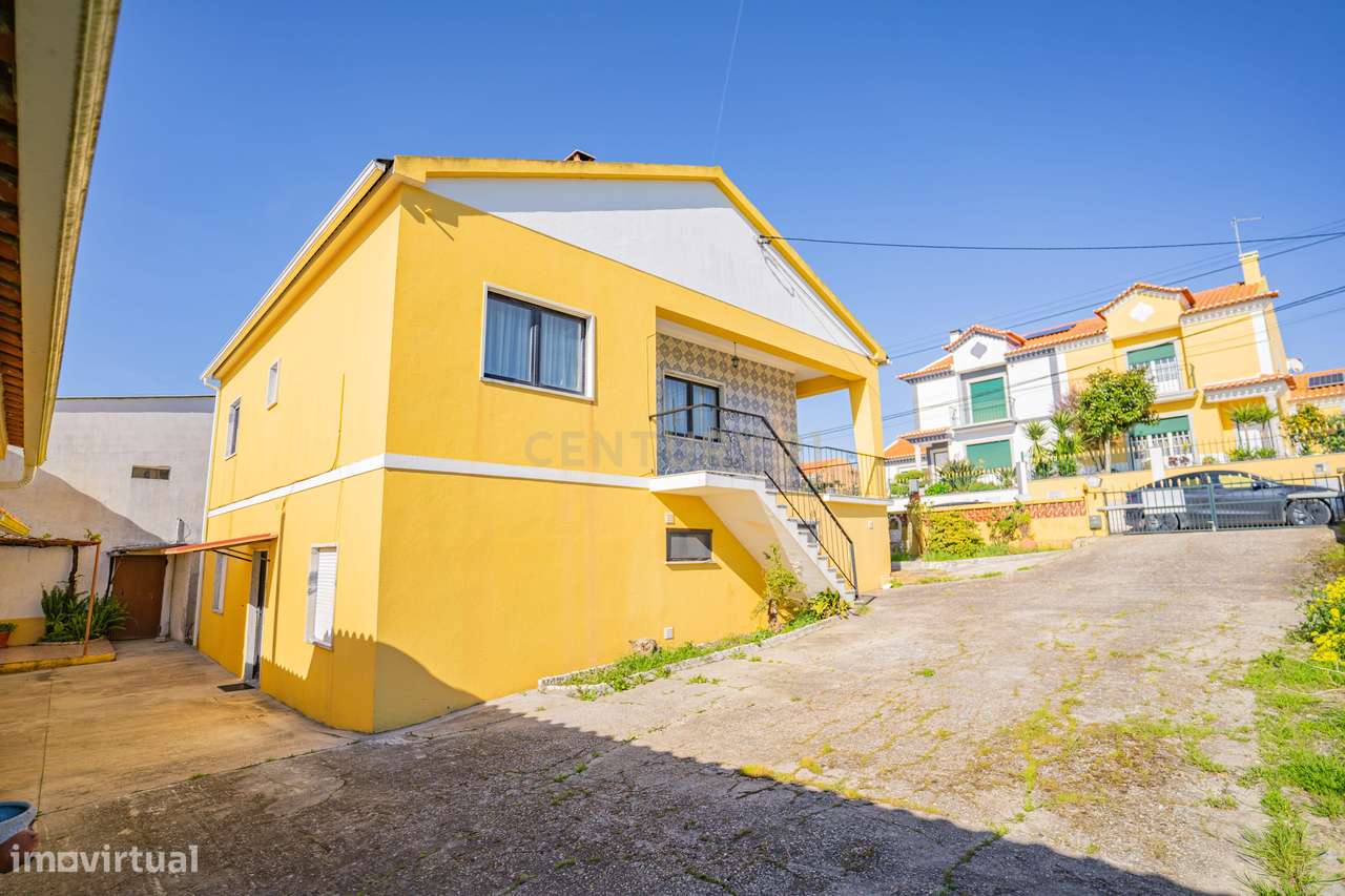 Moradia Bifamiliar com 2 Armazéns de Grande Dimensão-3