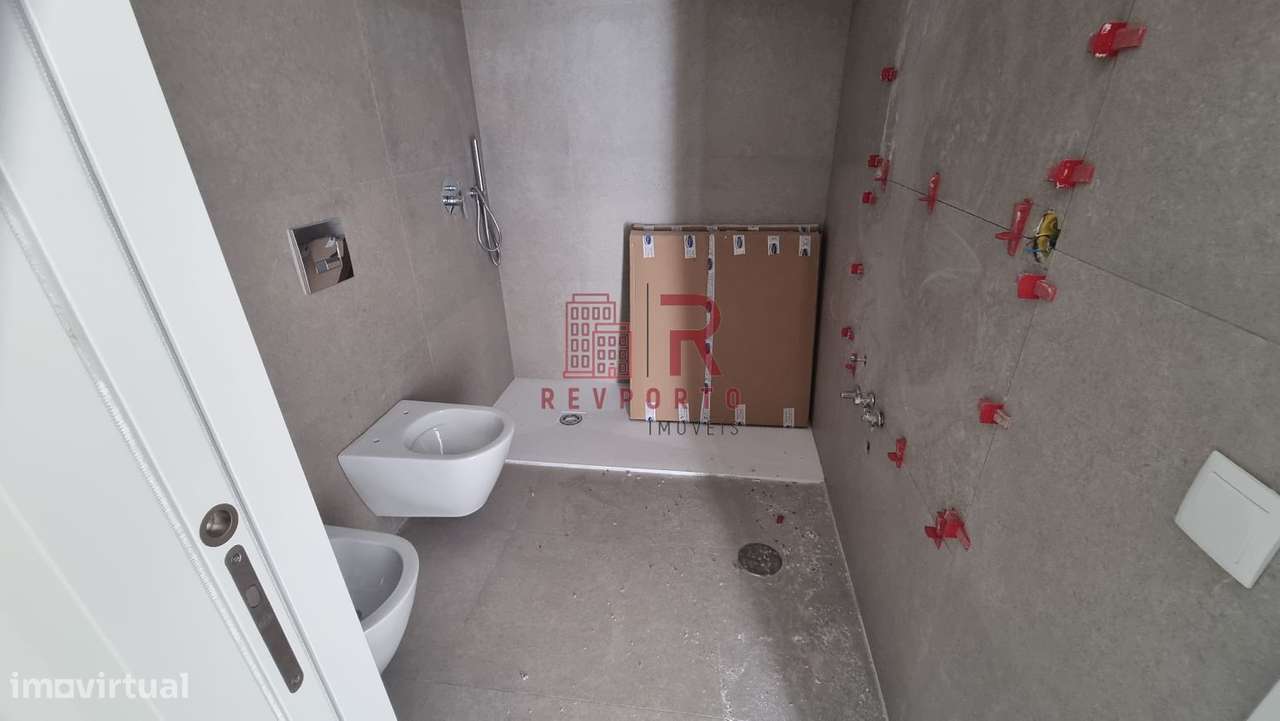 Apartamento T2, com 2 suítes, varanda, jardim e garagem-33