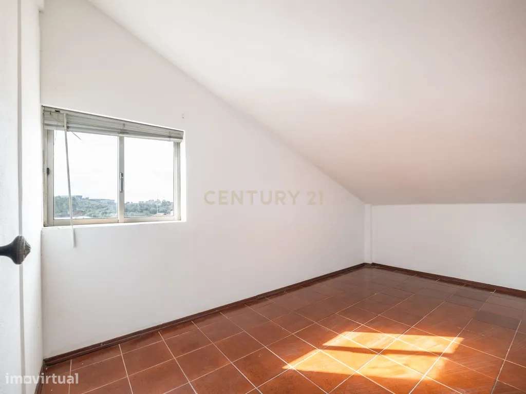 T3 com Sótão e Garagem no Bairro de Santa Apolónia em Coimbra-21