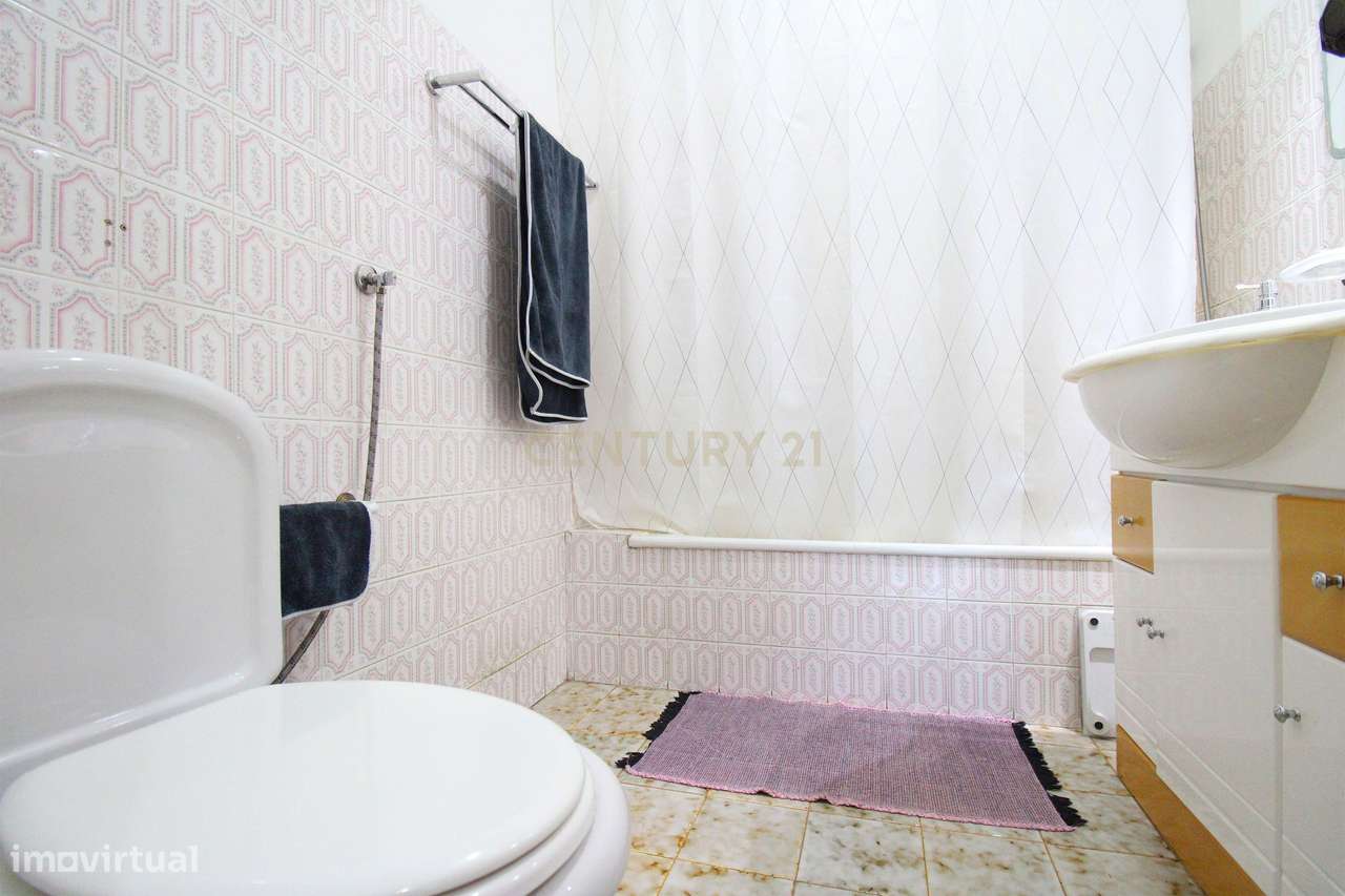 Apartamento T2 na Torre da Marinha - Seixal-17