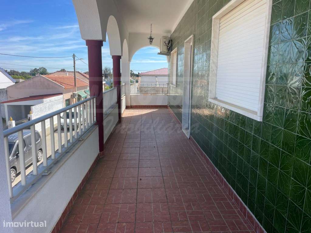 Moradia T4+3 com garagem, terraço e logradouro nas Ermidas-Sado-18