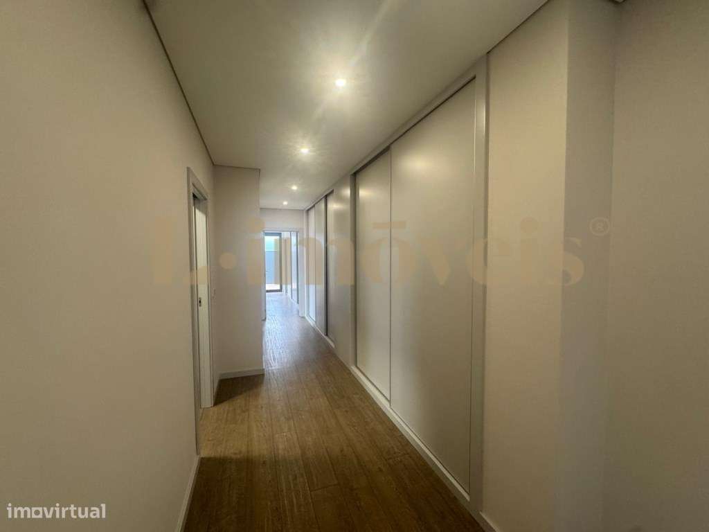 APARTAMENTO T4, NOVO COM TERRAÇO, NA BOAVISTA, PORTO.-5