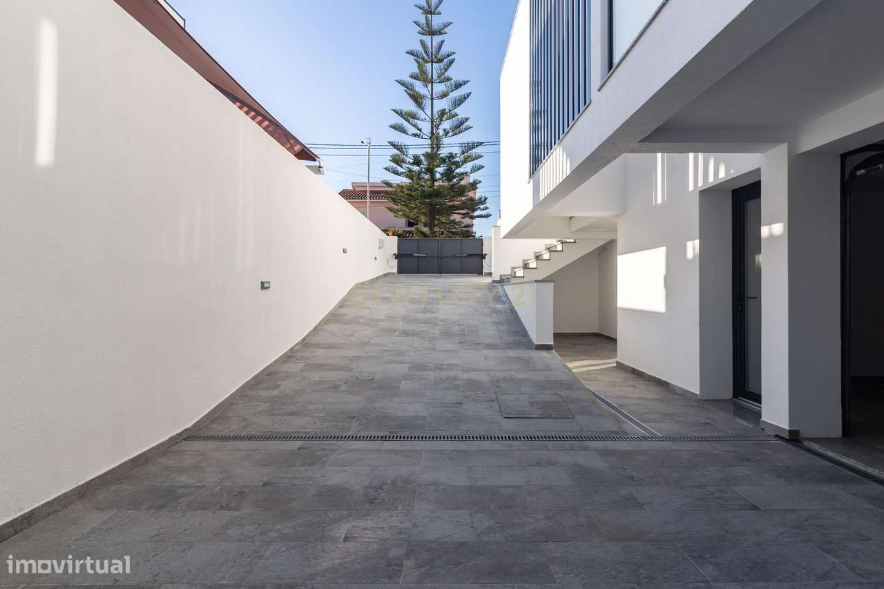 Moradia Nova T4 com piscina e garagem - Sobreda - Charneca de Caparica-47