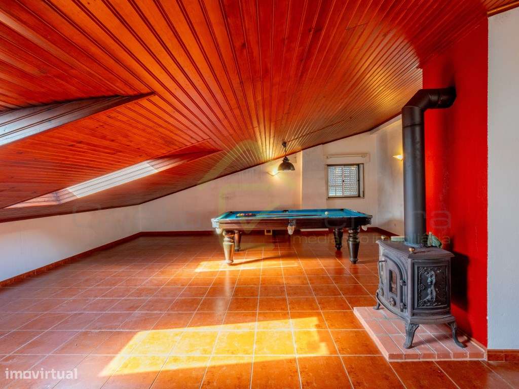 Moradia T2+2 com piscina e Vista Mar em Localização única-17