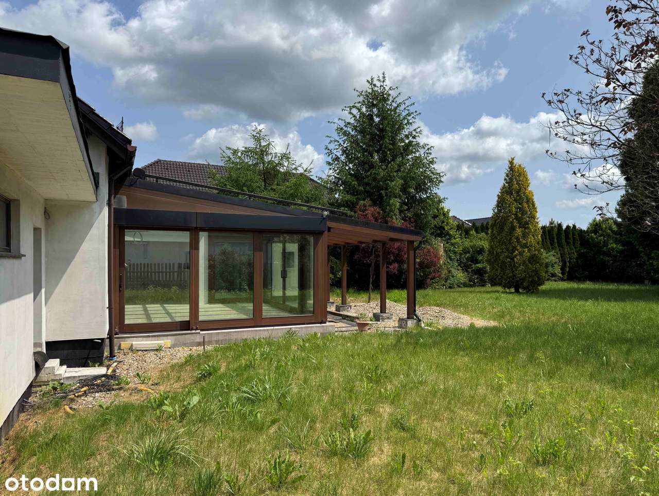 Dom z ogrodem zimowym i domkiem dla gości-6