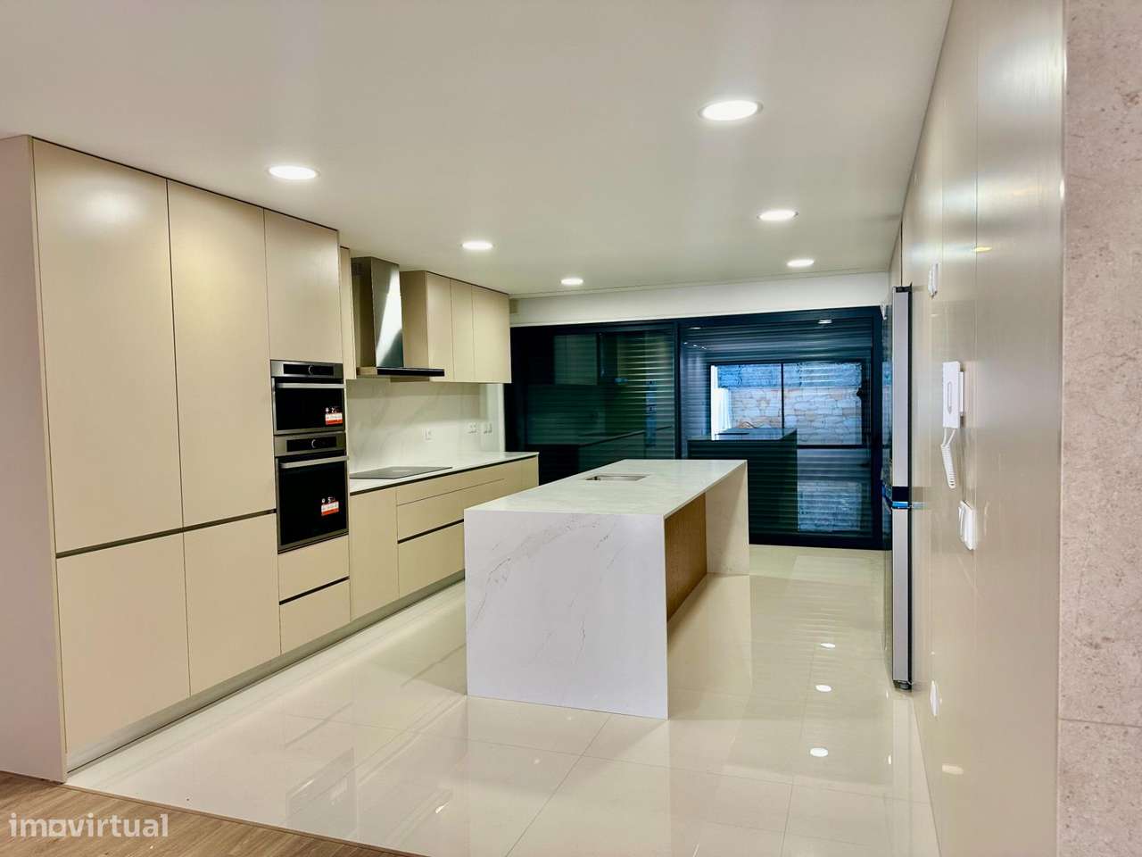 Moradia de Gaveto com dois pisos e garagem lateral-25