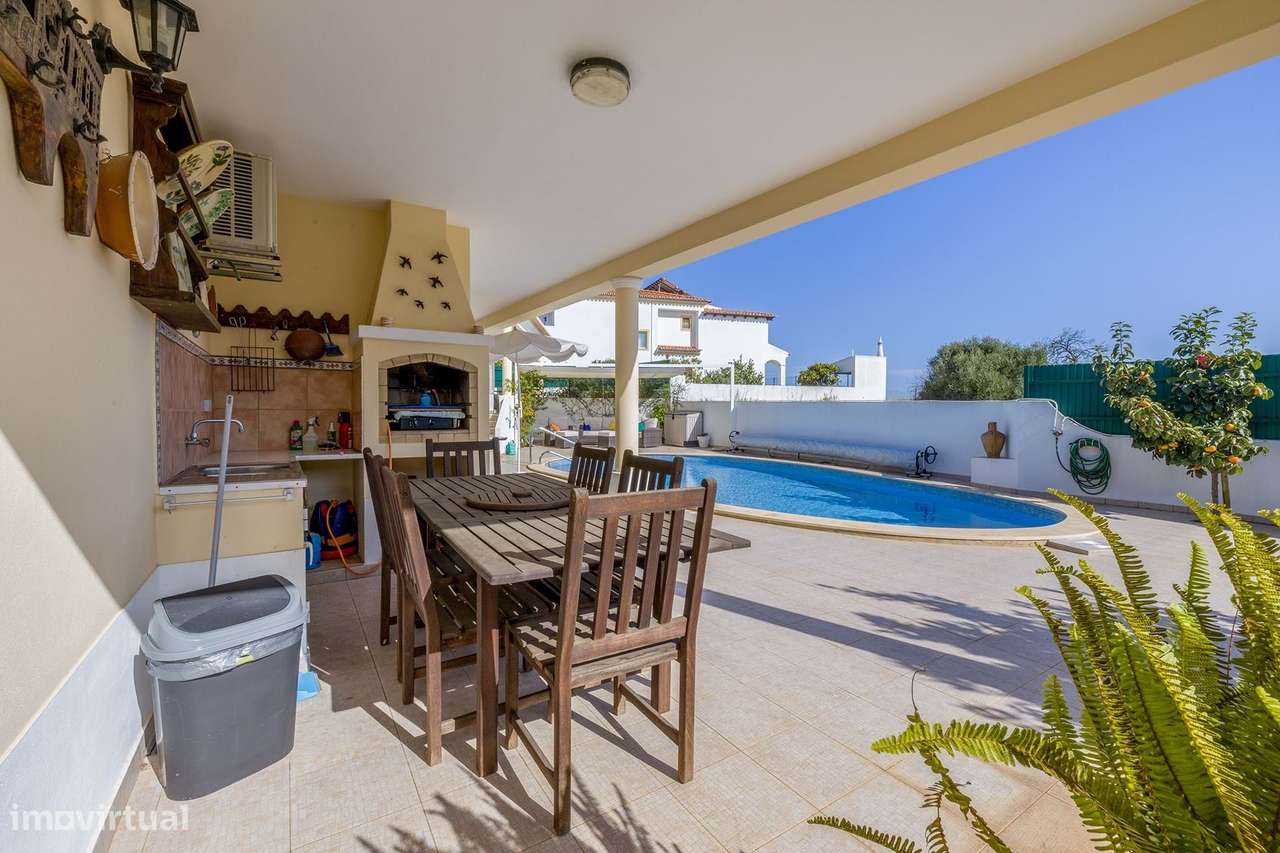MORADIA TÉRREA V4 COM PISCINA PARA VENDA NO SARGAÇAL-31